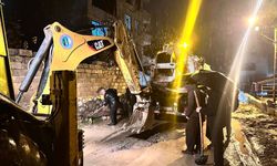 Yüksekova Belediyesi ilçe genelinde taşkınlara müdahale etti