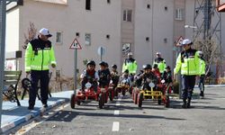Hakkari’de Jandarmadan Öğrencilere Uygulamalı Trafik Eğitimi