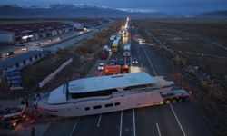Yat taşıyan TIR kara yolunu kilitledi