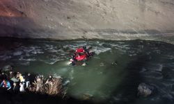 Hakkari'de bir araç Zap Suyuna uçtu