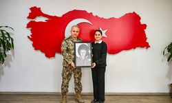 Öğrencilerden Emniyet Müdürüne Sanat Hediyesi