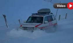 Hakkari’de kar engelini sağlık ekipleri aştı