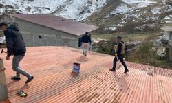 Hakkari'de kış öncesi çatıları güçlendirme hamlesi
