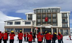 Mergabütan Gençlik Kampı’nda temel kayak eğitimleri başladı