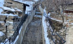 Bağlar Mahallesi’nde dere kenarlarına korkuluk takıldı