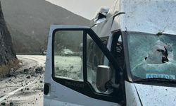 Yamaçtan kopan kaya, minibüse isabet etti