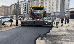 Yüksekova Belediyesi bozulan yolları onarıyor