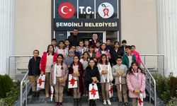 Minik öğrencilerden Şemdinli Belediye Başkanlığına ziyaret