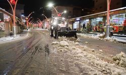 Çukurca Belediyesi karla mücadelede sahada