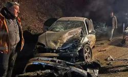 İki otomobil kafa kafaya çarpıştı 6 yaralı