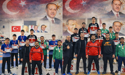 Hakkarili Güreşçiler Batman’dan madalyalarla döndü