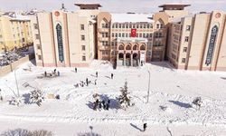 Van’da öğrenciler kar ve tatilin keyfini çıkardı