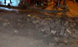 Küçükçekmece’de yağış sonrası yol çöktü: 2 araç düştü