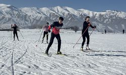 Hakkari'de karlı arazide kayak hazırlığı