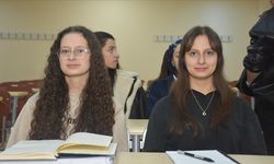 İkiz kardeşler üniversitede de aynı sırayı paylaşıyor