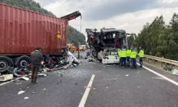 Yolcu otobüsü, TIR'la çarptı; 6 ölü, 11 yaralı