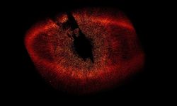 Hubble, iki kozmik çarpışmanın tozlu izlerini görüntüledi