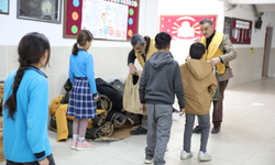 Van'da 2 bin öğrenciye bot ve mont yardımı yapıldı