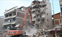 Sındırgı’da ağır hasarlı 18 bina yıkıldı