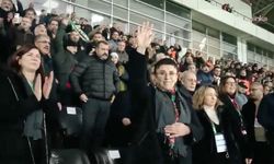 Leyla Zana dakikalarca ayakta alkışlandı