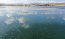Çıldır Gölü'nün yüzeyi donmaya başladı