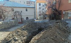 Hakkari'de dört yüz hanenin yoluna hendek kazıldı