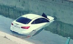 Diyarbakır'da otomobil su kanalına düştü