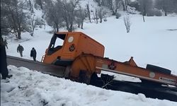 Hakkari Işık Köyü’nde iş makinesi devrildi; yaralılar var