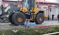 Kepçenin altında kalan emekli imam öldü