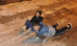 Hakkari'de çocuklar kızak ve bidonlarla kayarak eğlendi