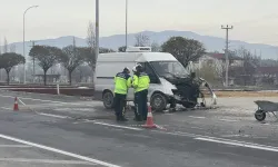 Öğrenci servisi ile kamyonet çarpıştı: 14 yaralı