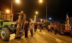 Yunan çiftçiler Selanik–Atina yolunu kapatıyor