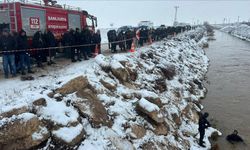 Kanala düşen araçtaki 4 kişi kurtarılmaya çalışılıyor