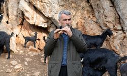 Yarım asırlık kavalıyla sürüsüne yön veriyor