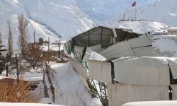 Hakkari’de okul bahçesindeki kapalı halı saha çöktü