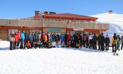 Hakkari’nin zirvesinde genç kayakçılar yarıştı