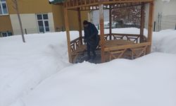 Hakkari'de kara gömülen parklar temizlendi