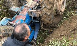 Devrilen traktörün altında kaldı