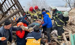 2 katlı kerpiç ev çöktü; 1 yaralı