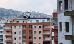 Kuvvetli rüzgar 7 katlı binanın çatısını uçurdu