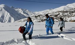 Hakkari’nin karlı yollarını aşarak şifa dağıtıyorlar