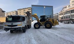 Yüksekova’da çarşı merkezi kardan arındırıldı