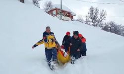 KOAH hastası, karda sedyeyle taşınarak ambulansa ulaştırıldı
