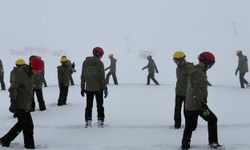 Mardinli gençler Hakkari’de kayak ile tanıştı