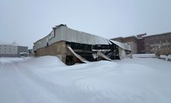 Hakkari’de yoğun kar yağışı halı sahayı çökertti