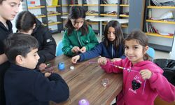 Hakkari’de çocuklar hayal güçlerini bilekliklere yansıttı