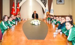 Yeşilay Voleybol Takımı’ndan Vali Çelik’e ziyaret