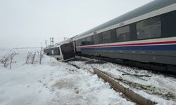 Trenle çarpışan belediye otobüsünün sürücüsü yaralandı