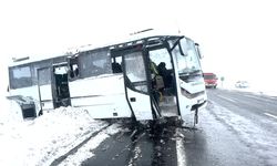 Cenazeye gidenleri taşıyan midibüs devrildi: 22 yaralı