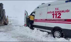 Muş’ta yolda kalan ambulans kurtarıldı